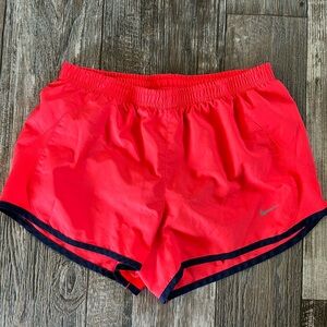 NIKE SPORT WOMEN ORANGE SHORTS, SMALL